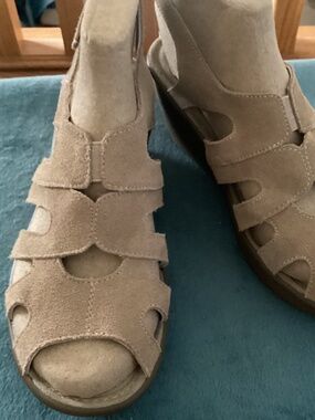 New Skechers tan sandals size 6